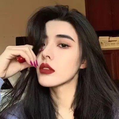 挥著翅膀的女孩